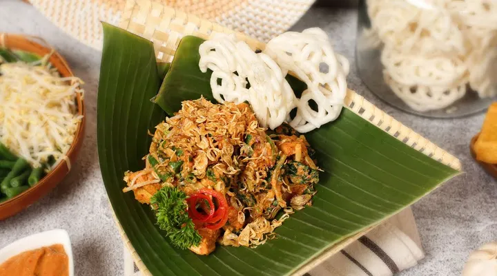 Pecel Pincuk, Sajian Tradisional Jawa yang Sederhana dan Menggugah Selera