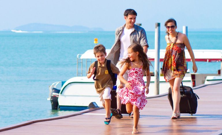 10 Destinasi Wisata Pantai Keluarga Terbaik di Indonesia