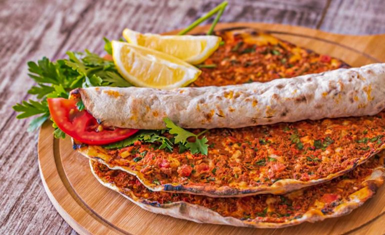 Lahmacun, Pizza Turki yang Tipis, Renyah, dan Penuh Rasa