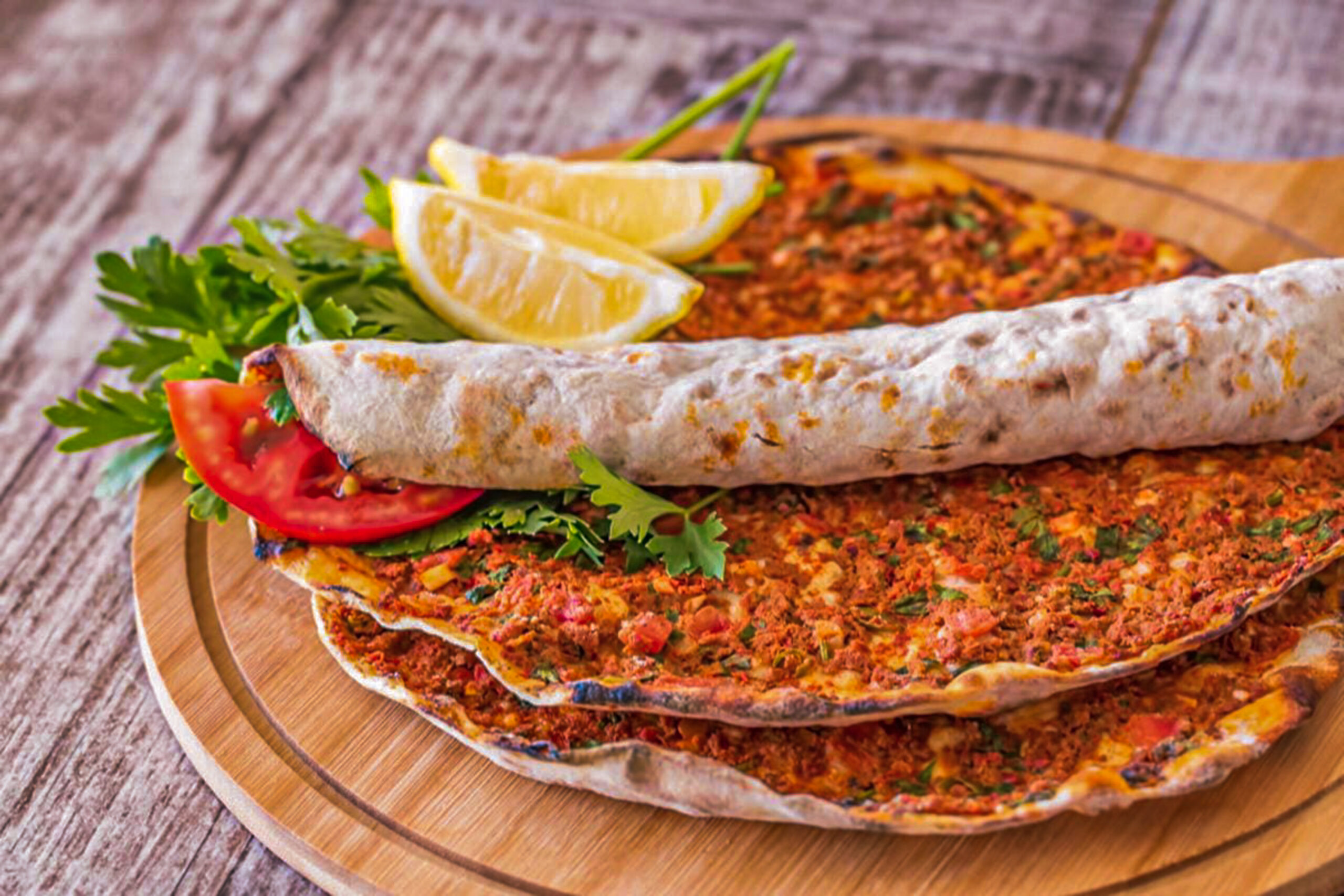 Lahmacun, Pizza Turki yang Tipis, Renyah, dan Penuh Rasa