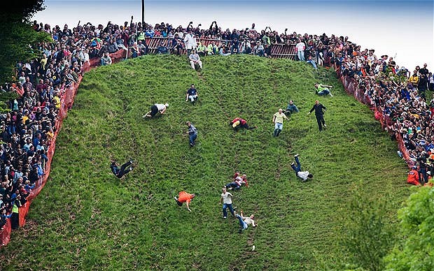 Cheese Rolling Festival, Tradisi Gila dan Berbahaya di Inggris yang Tetap Menarik Ribuan Penonton