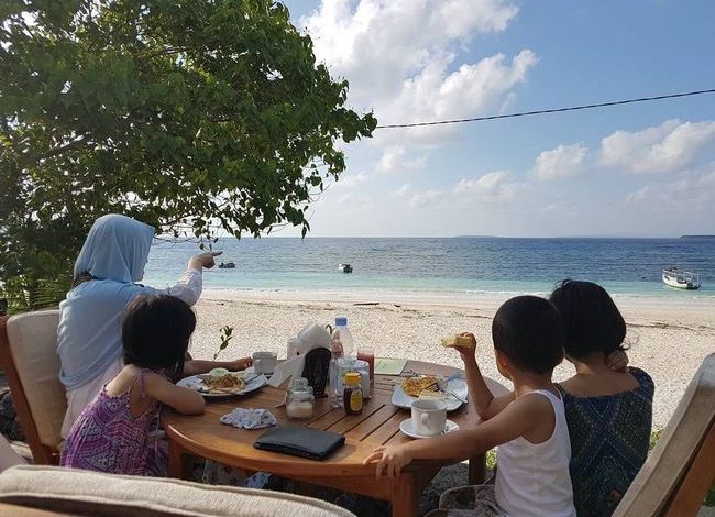 Panduan Makan Sehat & Aman untuk Keluarga Saat Traveling, Jangan Sampai Liburan Rusak karena Masalah Pencernaan