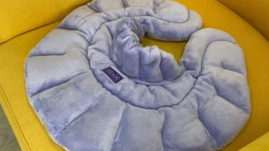 Bantal Leher Berbobot, Peralatan Traveling Modern yang Bikin Perjalanan Jauh Jauh Lebih Nyaman
