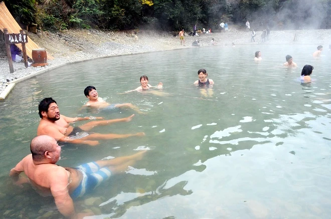 Hot Spring Bathing, Manfaat Relaksasi dan Kesehatan dari Mandi Air Panas Alam