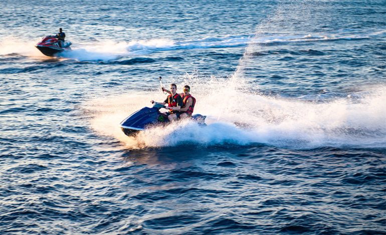 Bermain Jetski, Sensasi Adrenalin di Atas Air yang Seru dan Menggoda