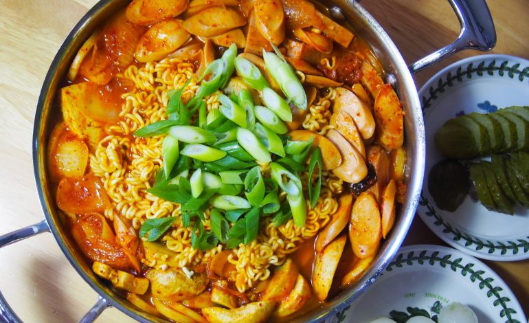 Budae Jjigae, Sup Pedas Korea yang Gurih, Pedas, dan Penuh Sejarah