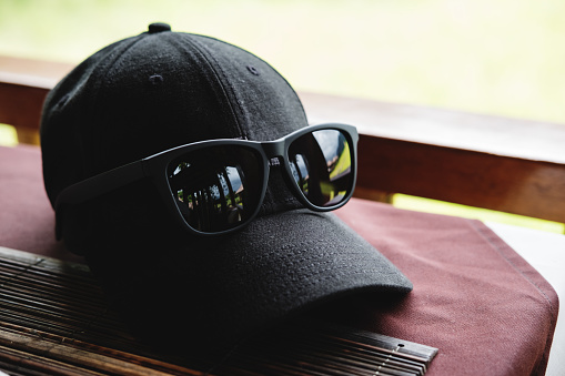 Topi Dan Kacamata Hitam, Kombinasi Ikonik yang Membuat Penampilan Lebih Karismatik