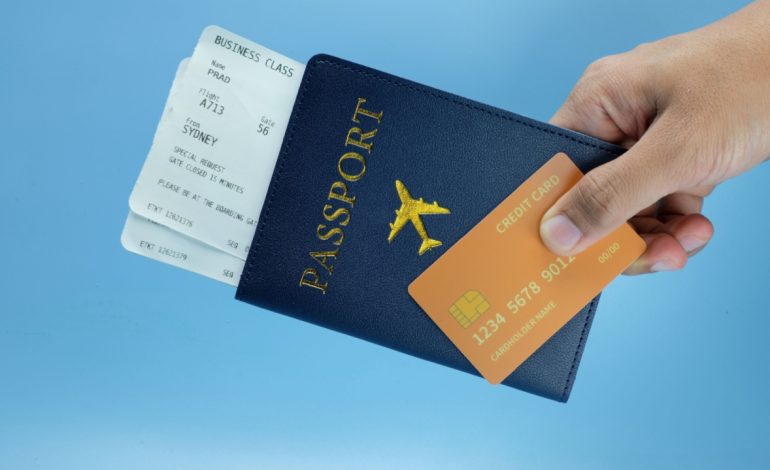 Bawa Kartu Kredit/Debit & Uang Tunai Saat Traveling, Panduan Pintar Biar Liburan Lancar