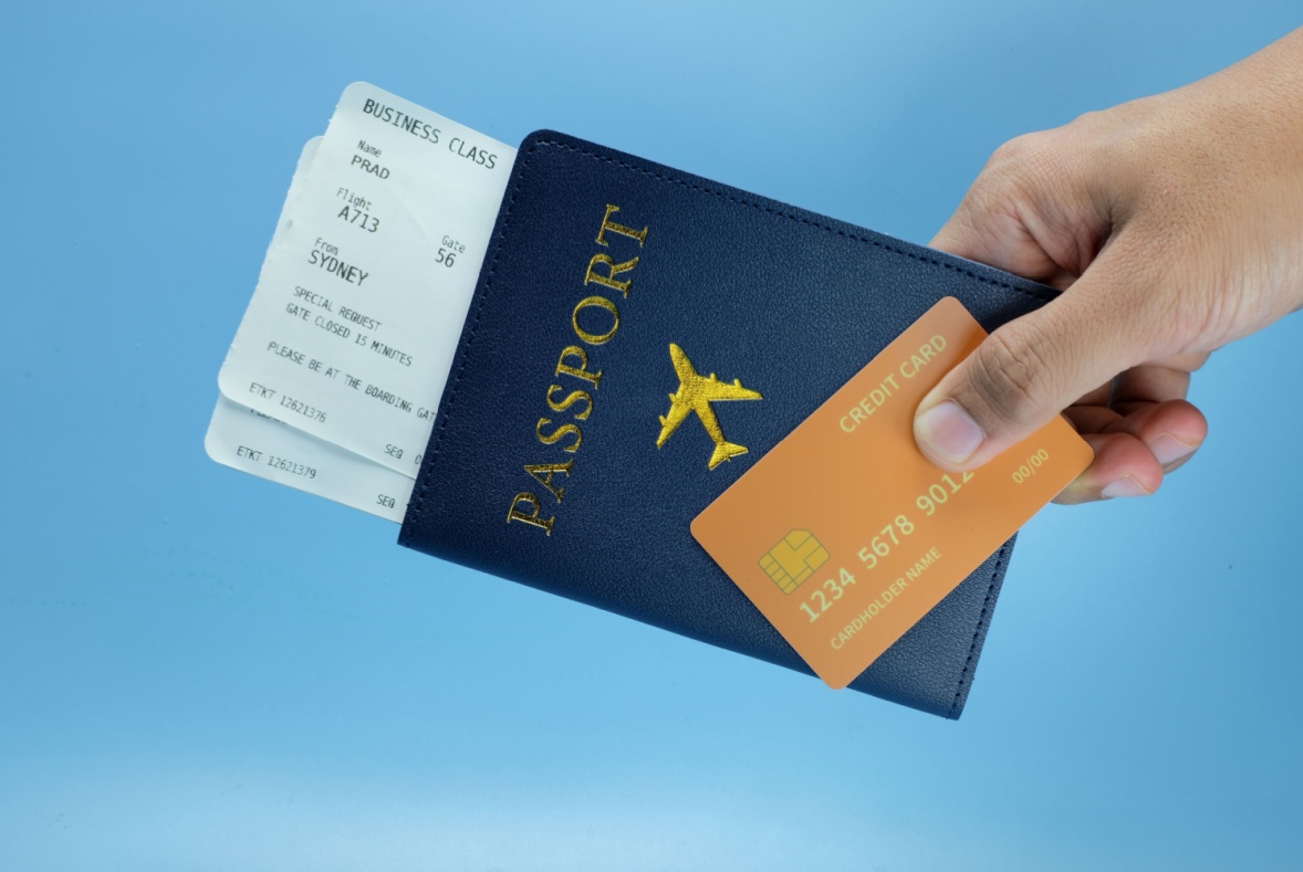 Bawa Kartu Kredit/Debit & Uang Tunai Saat Traveling, Panduan Pintar Biar Liburan Lancar