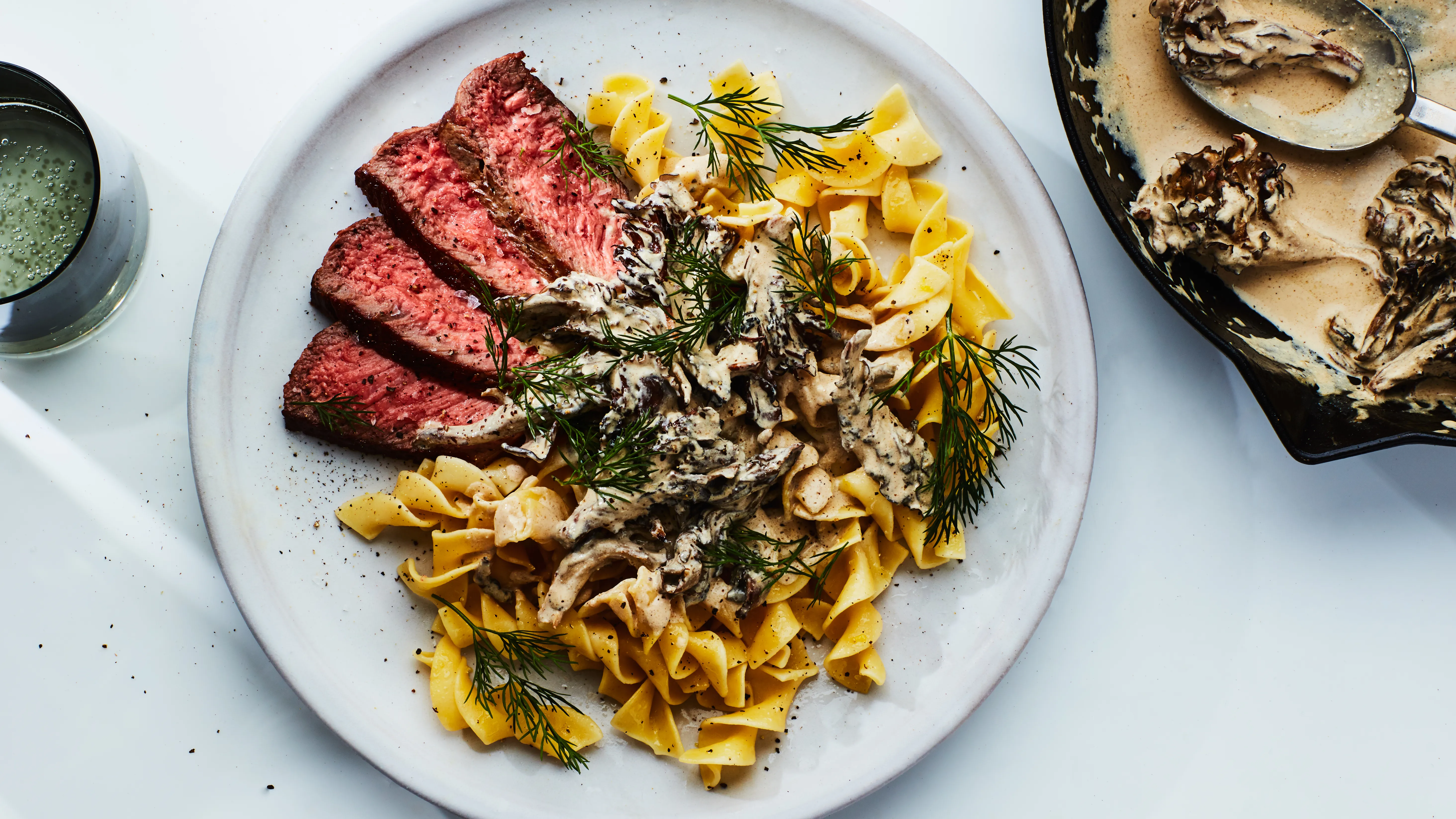 Beef Stroganoff, Sejarah, Resep Klasik, dan Tips Membuatnya