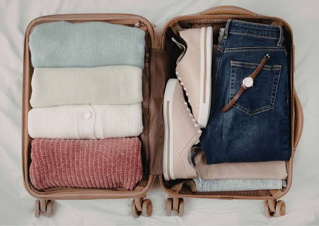 Packing Hacks Anti Berantakan, Panduan Menata Koper dengan Efisien