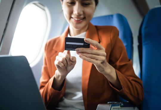 Gunakan Kartu atau Aplikasi Pembayaran yang Hemat Biaya saat Travel