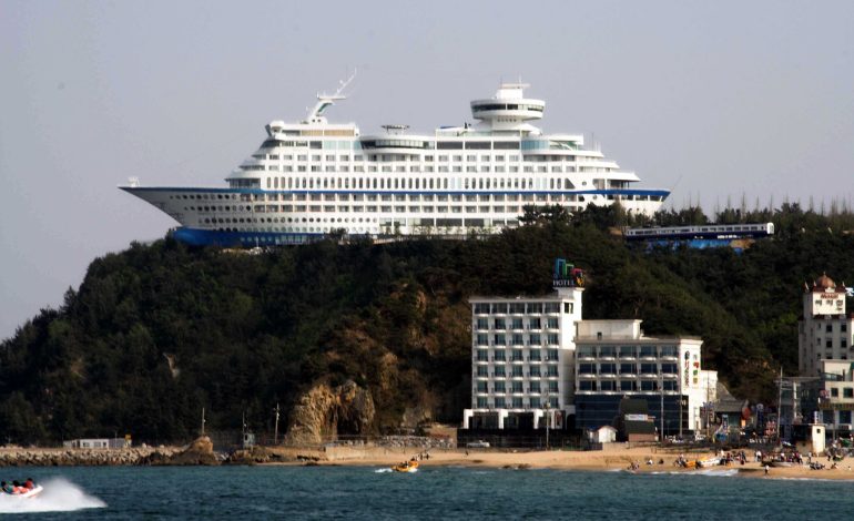 Sun Cruise Resort & Yacht, Pengalaman Menginap di Kapal Pesiar di Atas Tebing