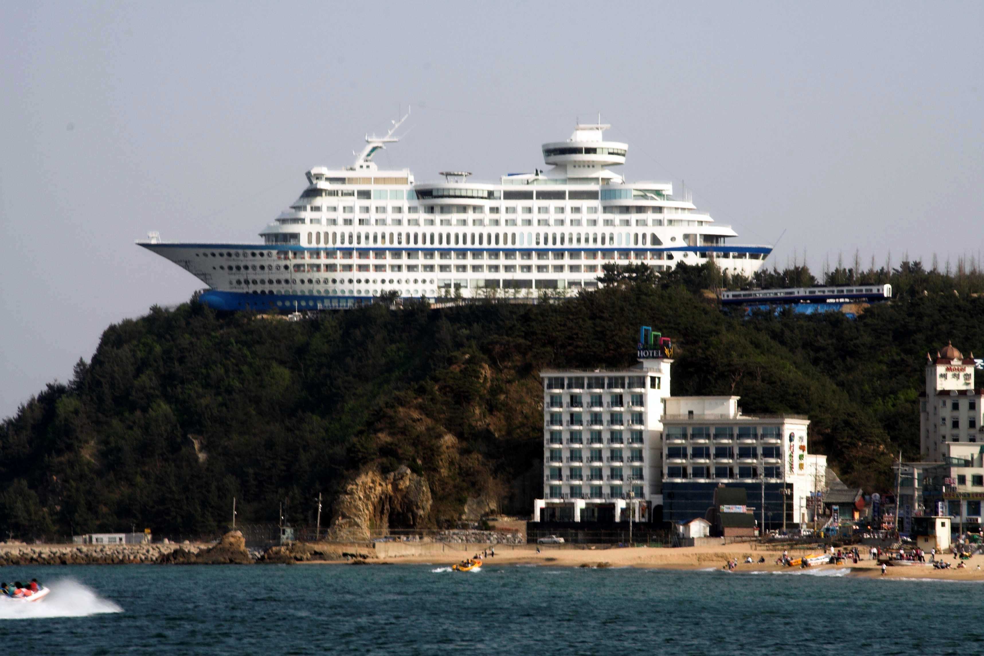 Sun Cruise Resort & Yacht, Pengalaman Menginap di Kapal Pesiar di Atas Tebing